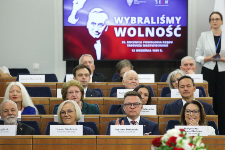 Marszałek Senatu Małgorzata Kidawa-Błońska (P-1 rząd), marszałek Sejmu Szymon Hołownia (2P-1 rząd), była premier RP Hanna Suchocka (2L-2 rząd) podczas uroczystości w 35. rocznicę powołania rządu Tadeusza Mazowieckiego "Wybraliśmy wolność" w Senacie. Fot. PAP/T. Gzell