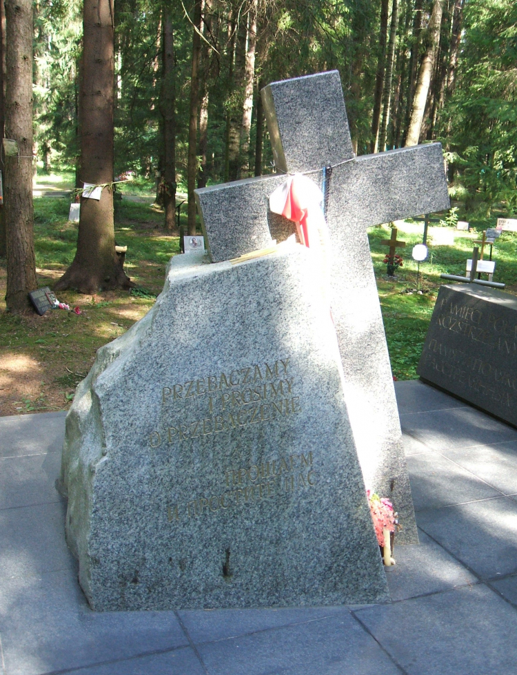 Pomnik upamiętniający ofiary represji narodowości polskiej na cmentarzu w Lewaszowie w Petersburgu. /Źródło: Wikipedia
