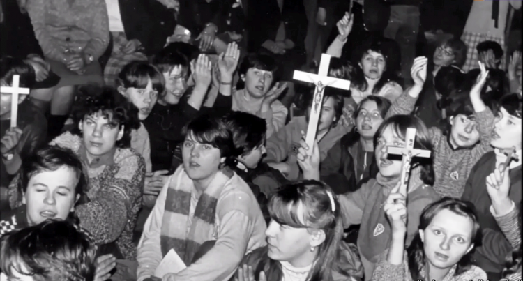 Protestujący w obronie krzyża we Włoszczowie w 1984 r. Fot. zbiory Instytutu Pamięci Narodowej.