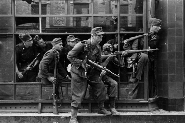 Członkowie Waffen-SS, min. żołnierze SS-Sondereinheit Dirlewanger podczas Powstania Warszawskiego. Źródło: de.wikipedia