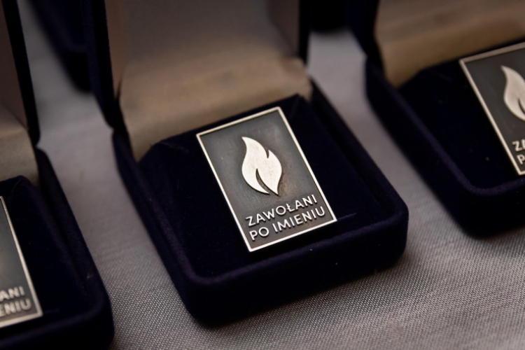 Honorowe odznaczenie "Zawołani po imieniu". Fot. Wikipedia.