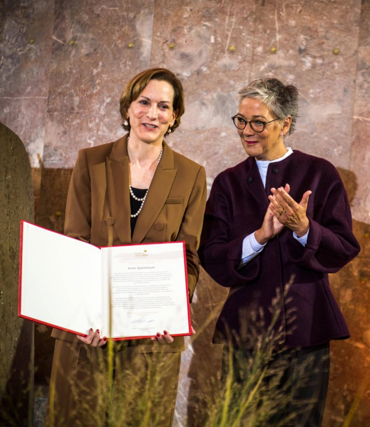 Anne Applebaum (L) z Nagrodą Pokojową Niemieckich Księgarzy. Fot. PAP/EPA