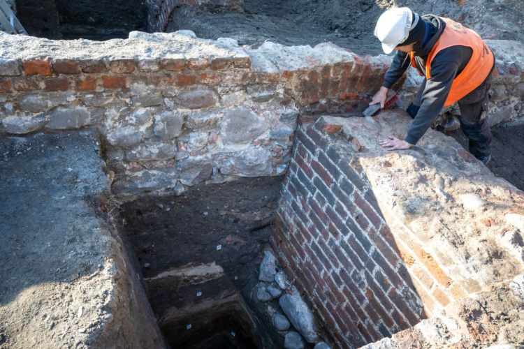 Badania archeologiczne w kompleksie św. Ducha. Toruń, 18.10.2024. Fot. PAP/T. Żmijewski