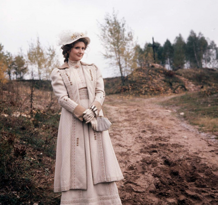 Realizacja filmu "Noce i dnie": odtwórczyni głównej roli Jadwiga Barańska. 1974 r. Fot. PAP/I. Radkiewicz