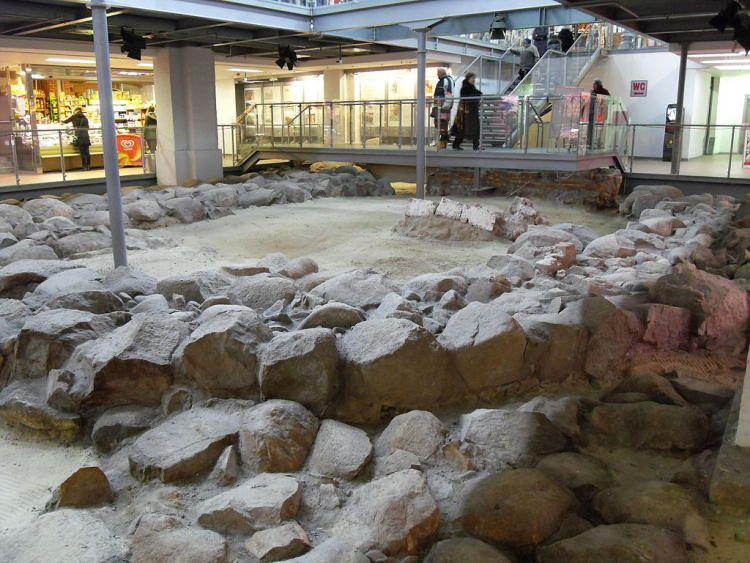 Podziemia gdańskiej Hali Targowej, z romańskimi ruinami z XII wieku. Fot. Wikipedia.