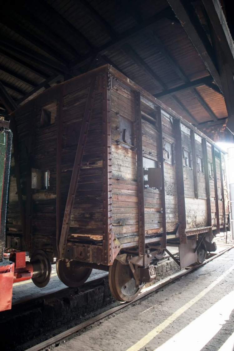 Improwizowany wagon pancerny z betonowymi ścianami - jeden z eksponatów Muzeum Przemysłu i Kolejnictwa na Śląsku. Jaworzyna Śląska, 2015 r. Fot. PAP/M. Kulczyński