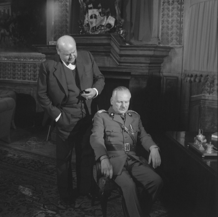 Włodzimierz Wiszniewski jako Winston Churchill (L) i odtwórca roli gen. Władysława Sikorskiego aktor Jerzy Molga podczas zdjęć do filmu „Katastrofa w Gibraltarze” w reż. Bohdana Poręby. 1983 r. Fot. PAP/L. Wawrynkiewicz