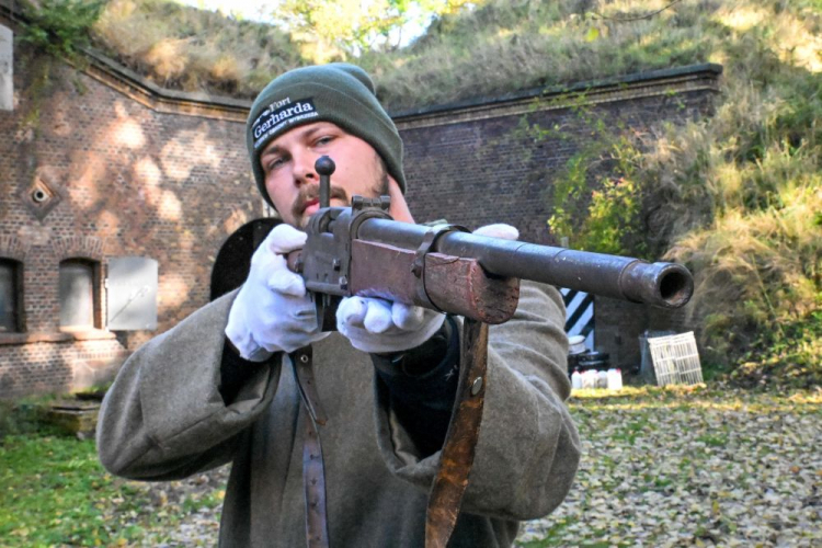 Przewodnik w Forcie Gerharda Maurycy Olejnik prezentuje unikatowy karabin Volkssturmgewehr VG-2 w Muzeum Obrony Wybrzeża mieszczącym się w Forcie Gerharda w Świnoujściu. Fot. PAP/M. Bielecki