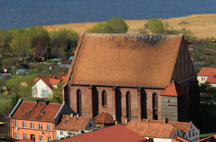 Panorama Fromborka z wieży Radziejowskiego. Kościół św. Mikołaja. W głębi Zalew Wiślany. 2013 r. Fot. PAP/T. Waszczuk