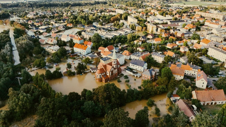 Zalane tereny w Lewinie Brzeskim w woj. opolskim. Na skutek wylania Nysy Kłodzkiej miejscowość została niemal całkowicie przykryta wodą. 20.09.2024. Fot. PAP/A. Rudiak