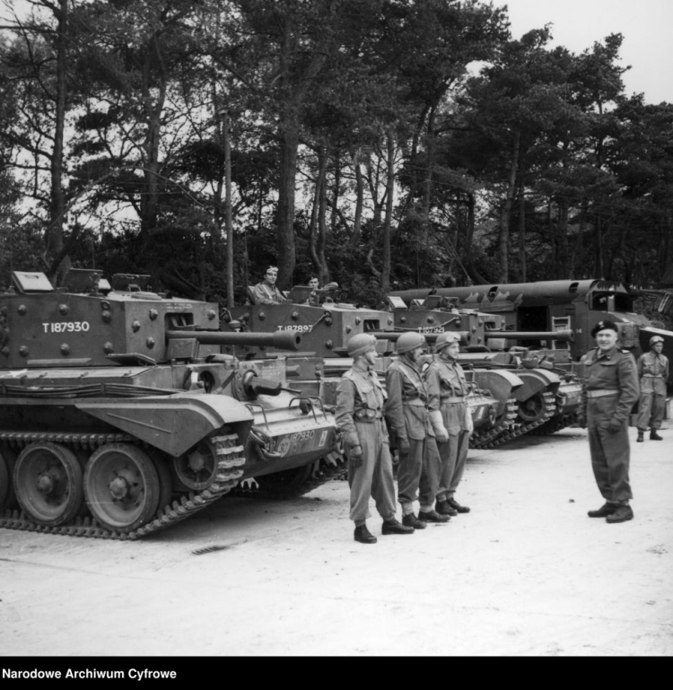1 Dywizja Pancerna - ćwiczenia przed inwazją na kontynent. Odprawa dowódców. Z prawej generał Stanisław Maczek. Widoczne czołgi Cromwell VII szwadronu sztabowego. 07.1944. Fot. NAC