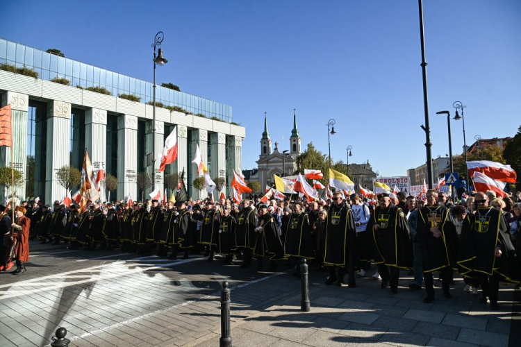 Narodowy Marsz Papieski organizowany w 40. rocznicę męczeńskiej śmierci bł. ks. Jerzego Popiełuszki w Warszawie. Fot. PAP/R. Pietruszka 