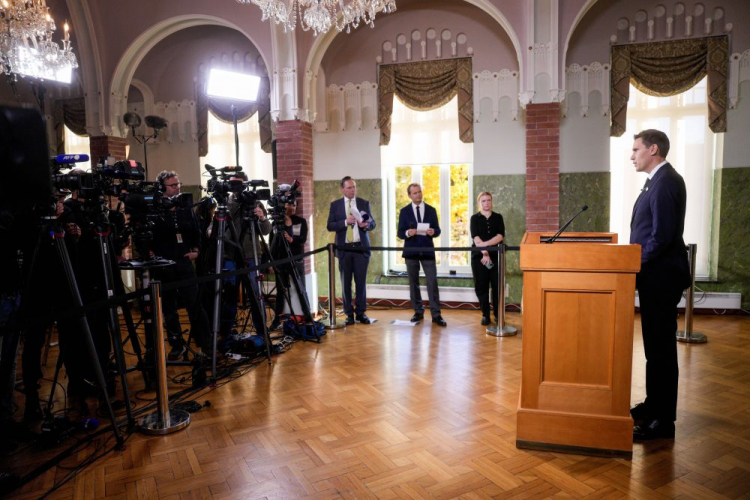 Szef Norweskiego Komitetu Noblowskiego Jorgen Watne Frydnes ogłosił, że organizacja Nihon Hidankyo została laureatem Pokojowej Nagrody Nobla. Fot. PAP/EPA