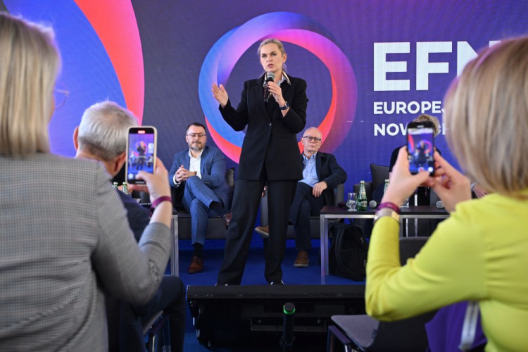Minister edukacji Barbara Nowacka (C) podczas panelu „Umiejętności przyszłości” w ramach XIII edycji Europejskiego Forum Nowych Idei (EFNI) w Sopocie. Fot. PAP/A. Warżawa