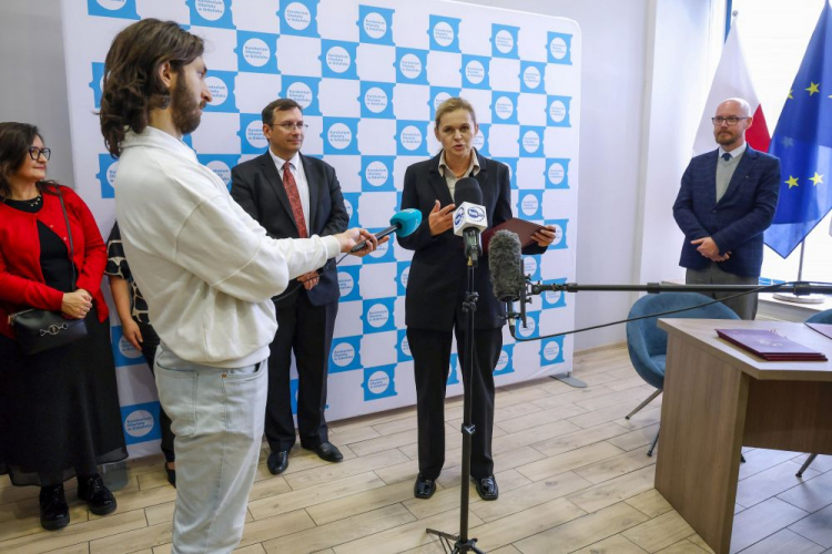 Ministra edukacji Barbara Nowacka (C) podczas ceremonii wręczenia nauczycielom z Pomorza nagród za wybitne zasługi na rzecz rozwijania uzdolnień uczniów. Gdańsk, 04.10.2024. Fot. PAP/P. Matusewicz