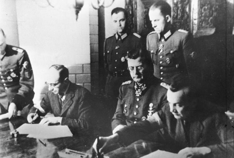 Podpisanie aktu kapitulacji powstania warszawskiego, fot. CAF/PAP