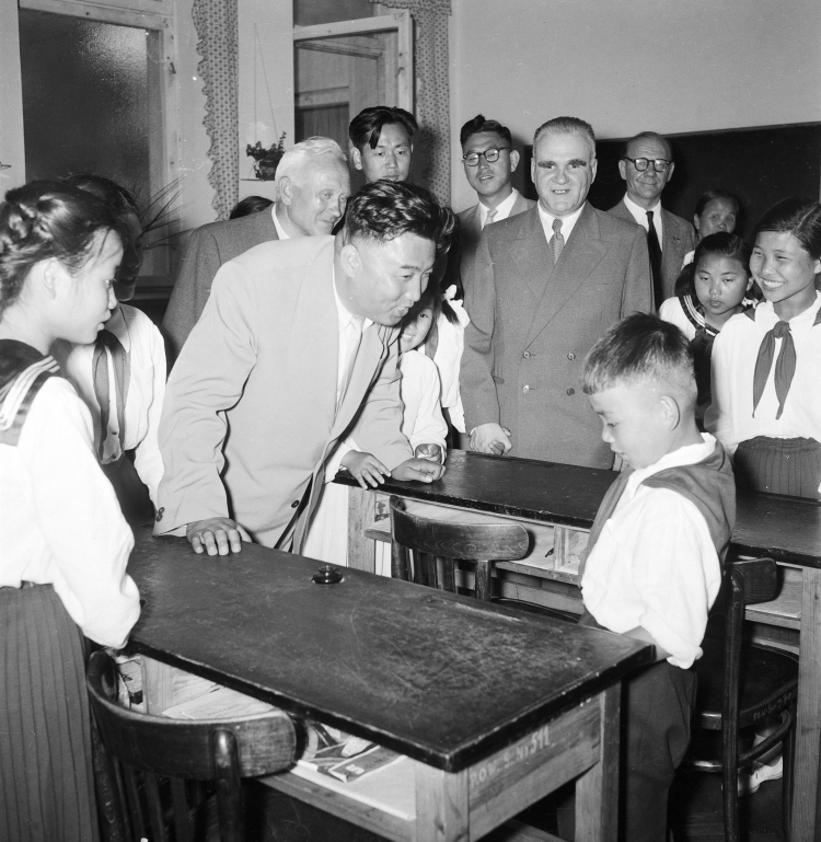 Dyktator Korei Północnej Kim Ir Sen pomiędzy 2 a 7 lipca 1956 r. po raz pierwszy przyjechał z wizytą do PRL. Odwiedził koreańskie dzieci, osierocone w czasie wojny koreańskiej, przebywające w Państwowym Ośrodku Wychowawczym w Świdrze koło Warszawy. Fot. PAP/J. Baranowski