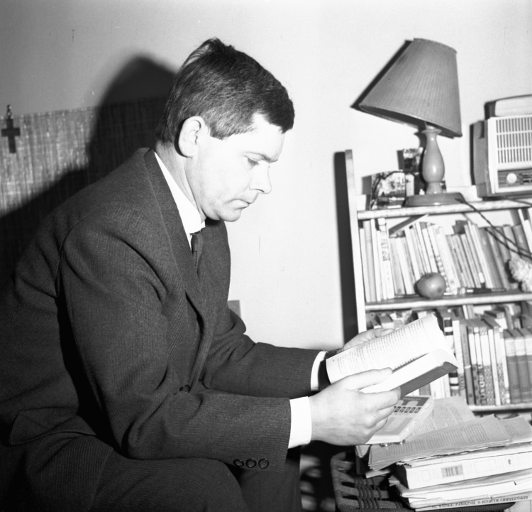 Zbigniew Herbert w 1963 r. Fot. PAP/C. Langda
