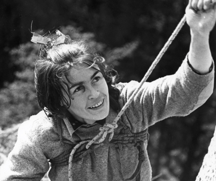 Wanda Rutkiewicz na skałce Krzywa Turnia w masywie Sokolika (Góry Sokole w Sudetach Zachodnich), 1968 r. PAP/Archiwum rodzinne Wandy Rutkiewicz