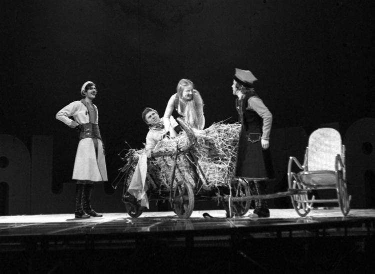 Teatr Narodowy – „Balladyna” 1974 r. reż Adam Hanuszkiewicz: Wojciech Siemion (na wozie), Bożena Dykiel (na wozie), Wiktor Zborowski (L). PAP/Marian Sokołowski