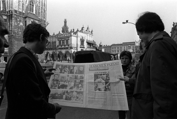 Kraków 10.1978 r. mieszkańcy na Rynku Głównym z pismem„ Tygodnik Powszechny”, który w całości został poświęcony wyborowi Jana Pawła II. PAP/Maciej Sochor