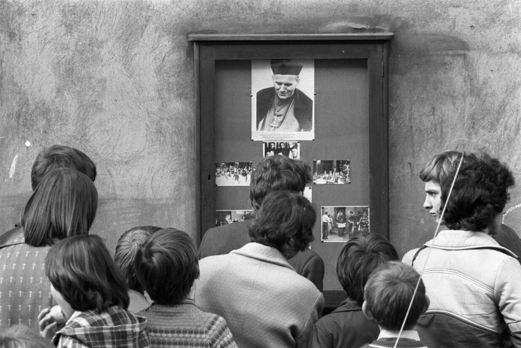16 października 1978 r. kardynał Karol Wojtyła został wybrany na papieża i przyjął imię Jan Paweł II. Na zdjęciu w gablocie na ścianie budynku plebanii wadowickiego kościoła pw. Ofiarowania Najświętszej Maryi Panny, w którym Wojtyła został ochrzczony, pojawiły się okolicznościowe zdjęcia. Fot. PAP/B. Różyc