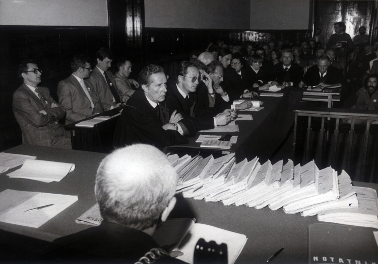 Warszawa 15.06.1981. Proces czterech przywódców KPN Leszka Moczulskiego, Romualda Szeremietiewa, Tadeusza Stańskiego i Tadeusza Jandziszaka (na ławie oskarżonych od lewej) przed Sądem Wojewódzkim w Warszawie. Przed nimi obrońcy m.in. Tadeusz de Virion (L), Edward Wende (2L). Wszyscy oskarżeni zostali o udział w antypaństwowym związku, mającym na celu obalenie przemocą ustroju PRL. Fot. PAP/M. Szyperko