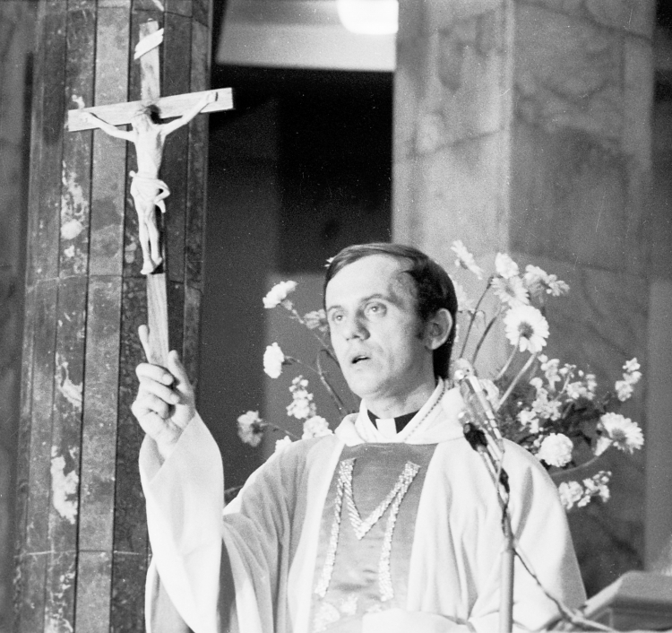 Msza Święta za Ojczyznę w kościele pw. św. Stanisława Kostki na Żoliborzu. ksiądz Jerzy Popiełuszko, Warszawa, 29 maja 1983 r. PAP/Grzegorz Rogiński