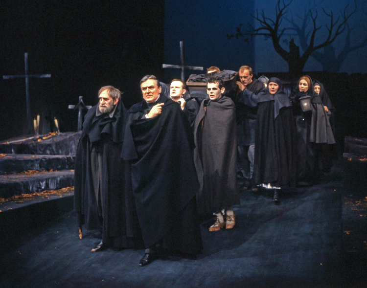 „Dziady” Adama Mickiewicza, inscenizacja w Teatrze Narodowym, w reżyserii Krystyny Skuszanki z 1987 r. Fot. PAP/M. Belina Brzozowski