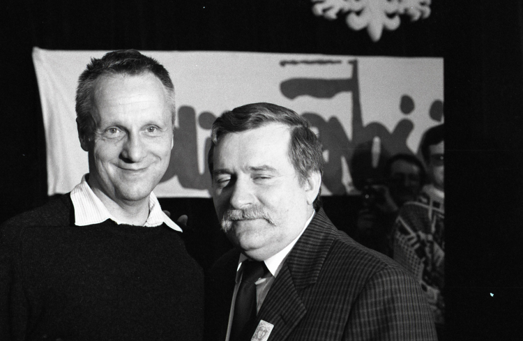 Po zebraniu Komitetu Obywatelskiego Solidarność w Sali BHP na terenie Stoczni Gdańskiej im. Lenina w 1989 r. Stefan Niesiołowski (L) i Lech Wałęsa. PAP/Jerzy Kośnik