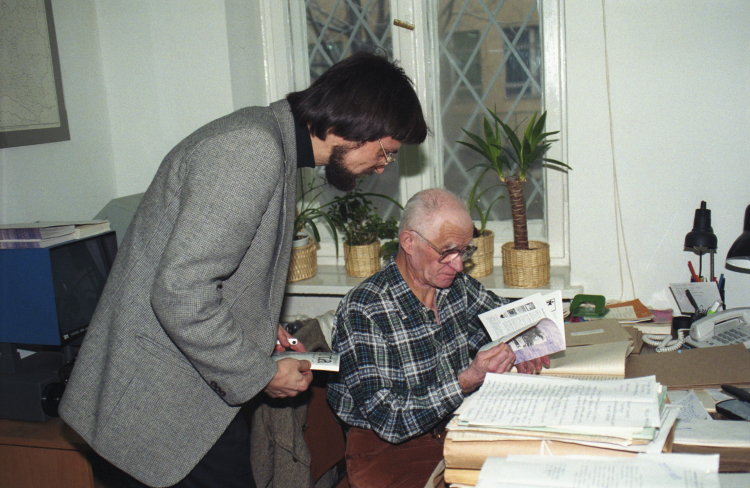 Prof. Tomasz Strzembosz i dyrektor KARTY Zbigniew Gluza podczas pracy w siedzibie Ośrodka „Karta” w 1994 r. Fot. PAP/A. Urbanek