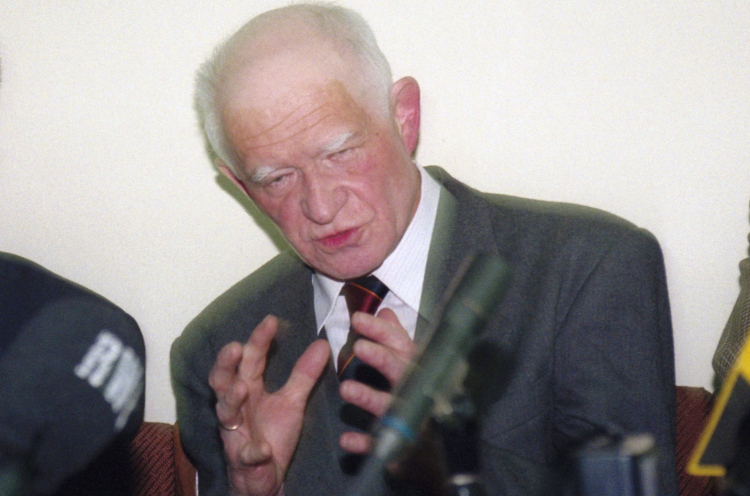 Tomasz Strzembosz na konferencji prasowej w siedzibie redakcji Tygodnika Solidarność w 1994 r. Fot. PAP/A. Urbanek