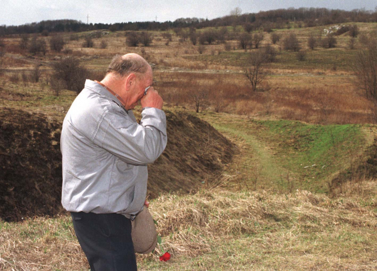 Stanisław Tomasik, były więzień „Libanu” na terenie dawnego obozu podczas obchodów w 1997 r. Fot. J. Bednarczyk