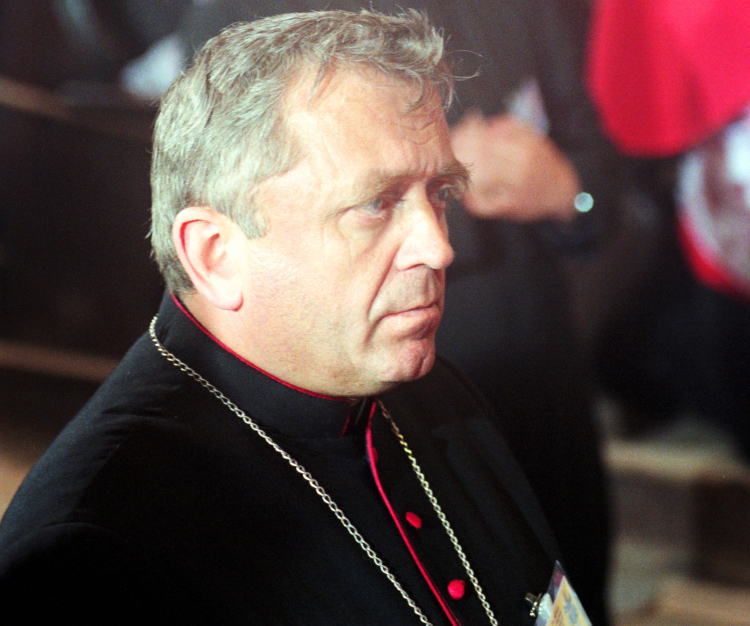 Biskup Jan Chrapek podczas pielgrzymki Jana Pawła II do Polski. Fot. PAP/G. Rogiński