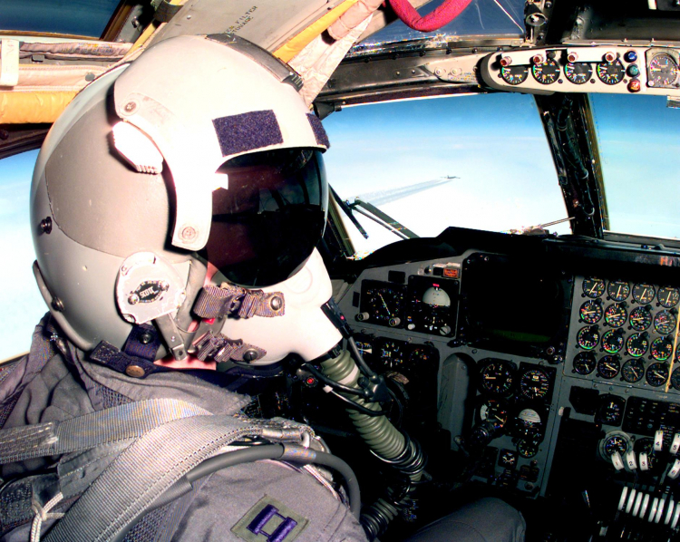 Pilot w kabinie bombowca B-52 Stratofortress, fot. AFPI/DOD/EPA/PAP