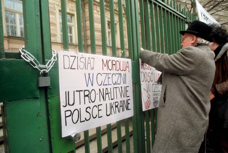 Pikieta Komitetu „Wolny Kaukaz” przed krakowskim konsulatem Rosji, 12 grudnia 1999 r. Fot. PAP/J. Bednarczyk