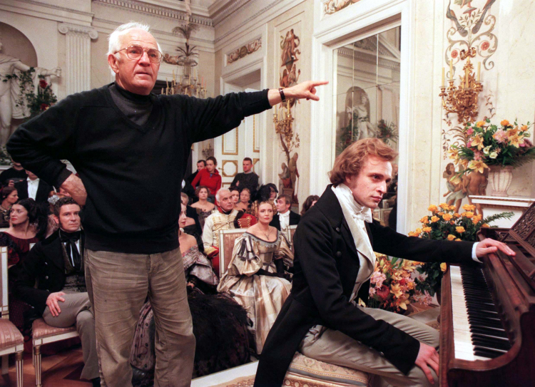 Plan filmu „Chopin. Pragnienie miłości” w reżyserii Jerzego Antczaka, w Pałacu na Wyspie w warszawskich Łazienkach 2000 r. N/z Piotr Adamczyk (P) jako Fryderyk Chopin w scenie koncertowej oraz reżyser Jerzy Antczak (L). PAP/Jacek Turczyk