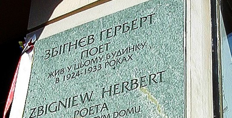 Tablica upamiętniająca lwowskie miejsce zamieszkania Herberta. Fot. PAP/J. Sikora