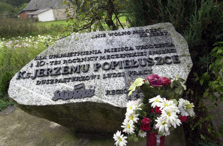 Obelisk w Okopach upamiętniający miejsce urodzenia księdza Jerzego oraz 20 rocznicę jego męczeńskiej śmierci ufundowany przez Solidarność. PAP/Leon Stankiewicz