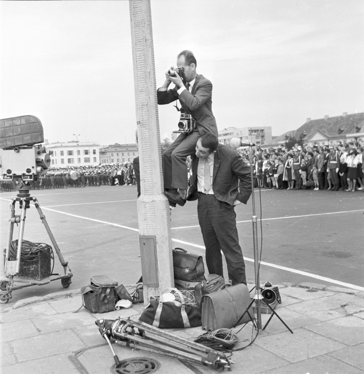 Fotoreporterzy Centralnej Agencji Fotograficznej podczas pracy - zdjęcie z października 1966 roku. (kp) PAP/CAF/Danuta Rago