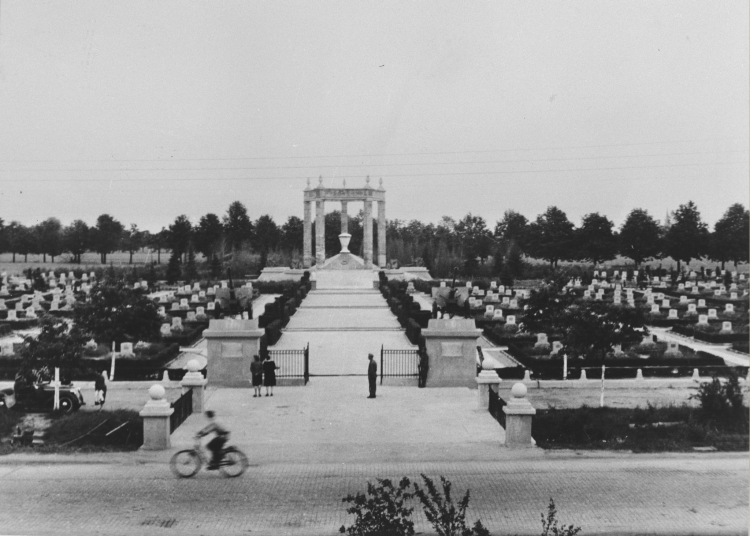 Cmentarz żołnierzy Armii Czerwonej poległych podczas walk o Wrocław, 1946 r. CAF/Polpress