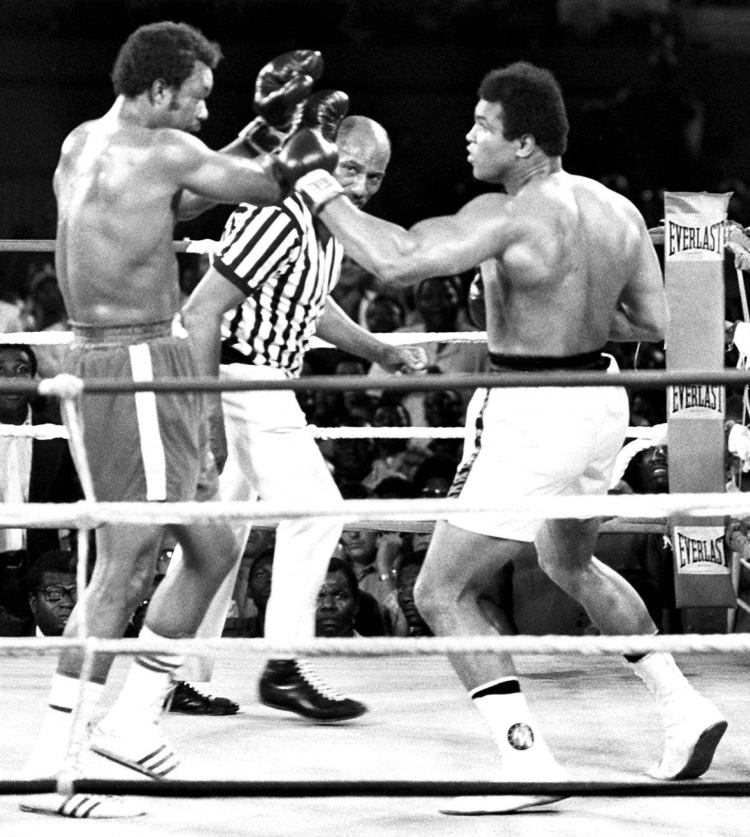 Pojedynek Muhammad Ali (P) kontra George Foreman (L) w Kinszasie. Fot. PAP/EPA/AFPI_FILES