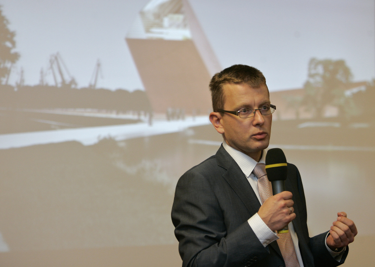Piotr Majewski, podczas zorganizowanej w październiku 2010 r. w Gdańsku, dyskusji pokonkursowej Międzynarodowego Konkursu Architektonicznego na koncepcję Budynku Muzeum II Wojny Światowej w Gdańsku, z udziałem członków jury i laureatów. Fot. PAP/A. Warżawa
