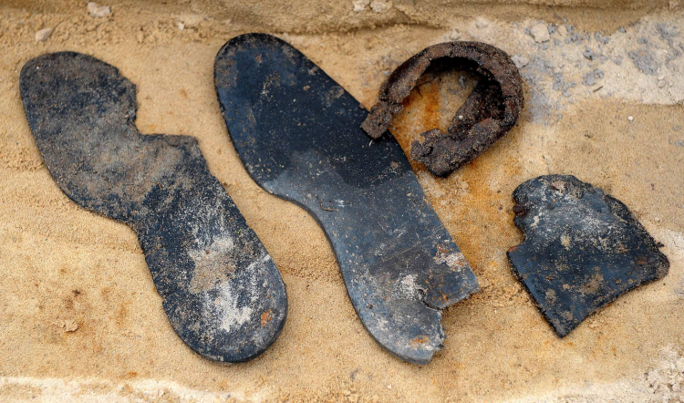Pozostałości po obuwiu ofiar zbrodni znalezione przez archeologów na tzw. trupim polu w rejonie wsi Ostrówki na Ukrainie w 2011 r. Fot. PAP/D. Delmanowicz