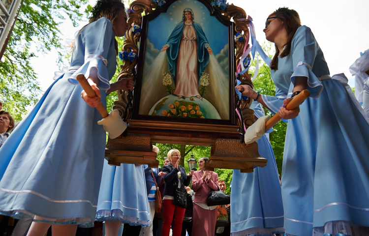 „Taniec” jednego z feretronów na zakończenie uroczystości odpustowych Wniebowstąpienia Pańskiego na Kalwarii Wejherowskiej, 2014 r. PAP/Adam Warżawa