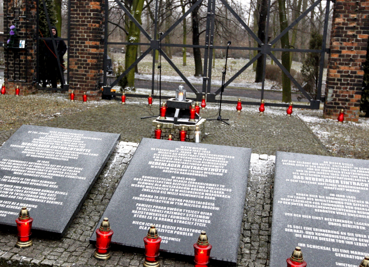 Miejsce byłego obozu w Świętochłowicach - tablice upamiętniające ofiary Tragedii Górnośląskiej. PAP/Andrzej Grygiel