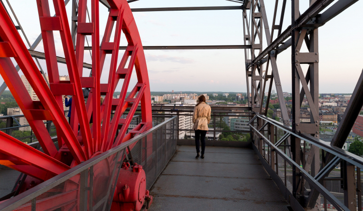 Zwiedzający na platformie widokowej na szczycie wieży szybu Warszawa II w Muzeum Śląskim, skąd roztacza się widok na panoramę Katowic. Fot. PAP/A. Grygiel