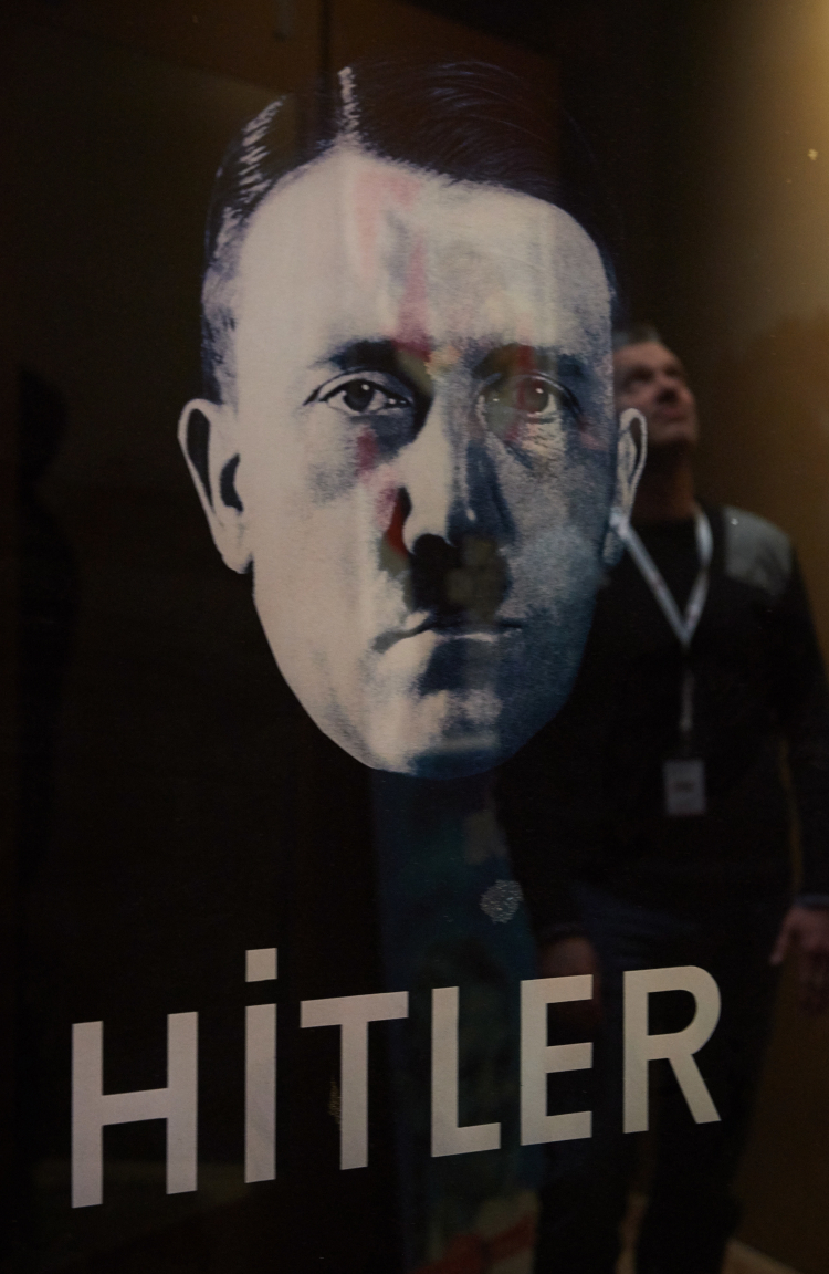 Portret Adolfa Hitlera wyeksponowany na wystawie głównej Muzeum II Wojny Światowej w Gdańsku. PAP/Adam Warżawa