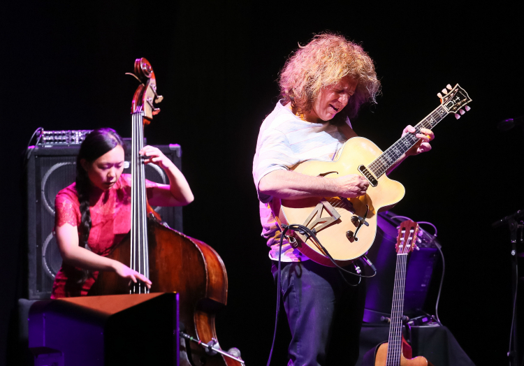 Amerykański gitarzysta jazzowy – Pat Metheny podczas koncertu w Hali Arena Ursynów w 2017 r. Fot. PAP/P. Supernak