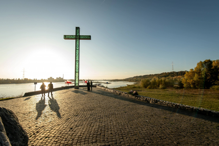 Krzyż upamiętniający bł. ks. Jerzego Popiełuszkę na włocławskiej tamie. Fot. PAP/T. Żmijewski